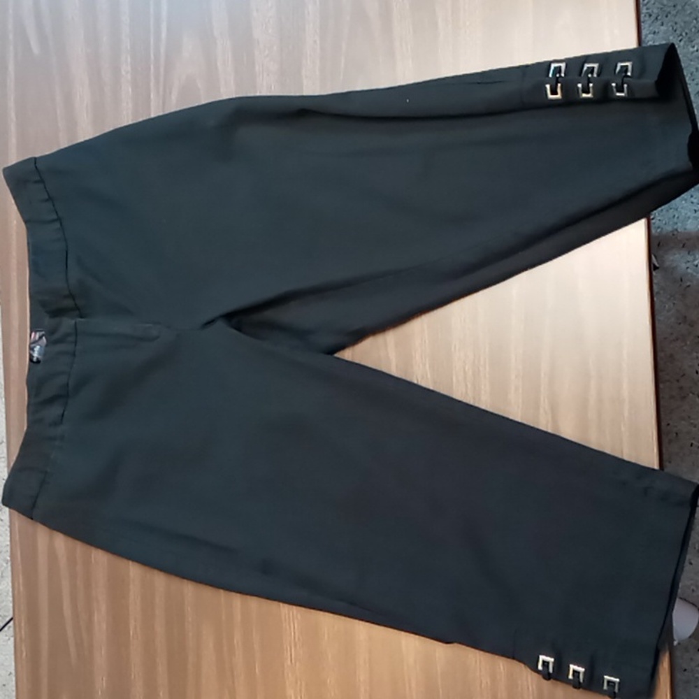 Rafaella Curvy Black Capri Pants w Hem Leg Design Size 12